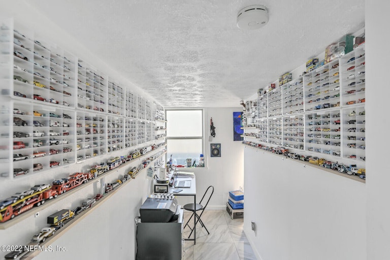 Photo 18 of 27 - 557 Laurina St, Jacksonville, FL 32216