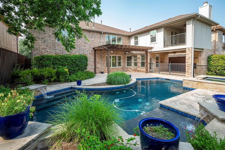 Photo 5 of 40 - 6624 Sondra Dr, Dallas, TX 75214