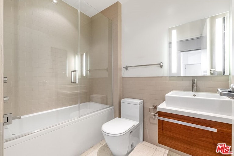 Photo 5 of 19 - 6735 Yucca St #206, Los Angeles, CA 90028