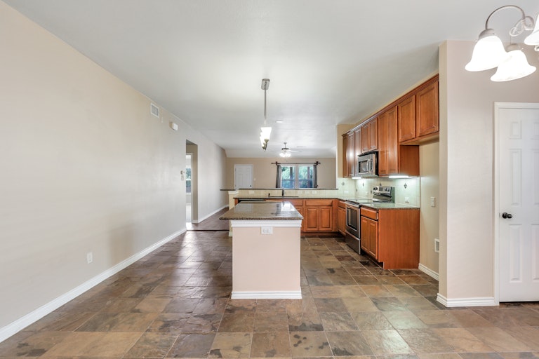 Photo 3 of 25 - 8705 Vista Royale Dr, Fort Worth, TX 76108