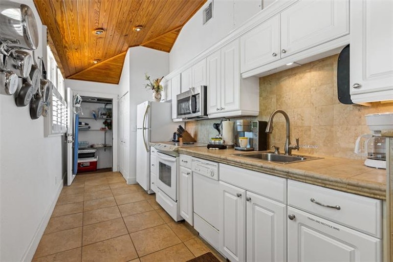 Photo 14 of 52 - 12400 Gulf Blvd #1, Saint Petersburg, FL 33706