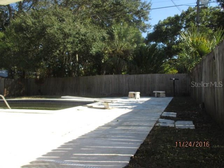 Photo 16 of 21 - 4052 San Luis Dr, Sarasota, FL 34235
