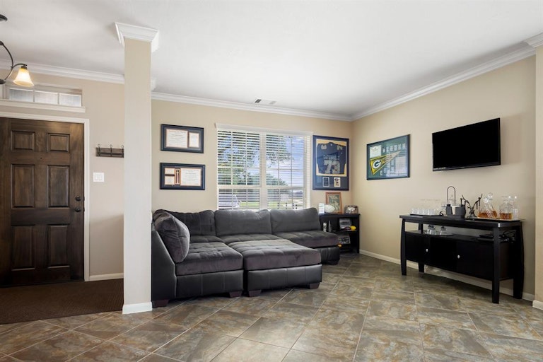 Photo 4 of 24 - 2018 Cadbury Castle Ln, Fresno, TX 77545