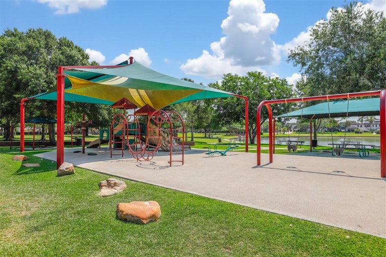Photo 32 of 35 - 3603 Beacon Hill Dr, Pearland, TX 77584