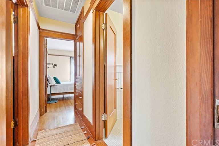 Photo 14 of 42 - 526 E 8th St, Long Beach, CA 90813