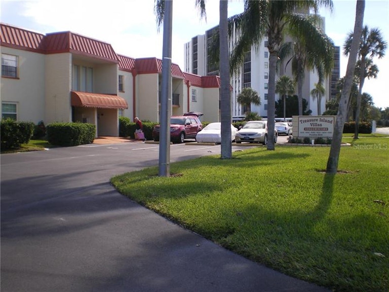 Photo 2 of 9 - 10365 Paradise Blvd #36, Treasure Island, FL 33706
