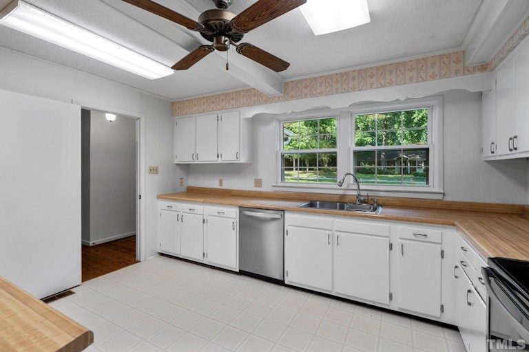 Photo 7 of 38 - 408 Chadwick Dr, Raleigh, NC 27609