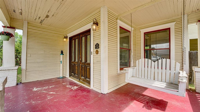 Photo 5 of 40 - 613 E Marvin Ave, Waxahachie, TX 75165