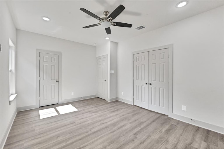 Photo 15 of 20 - 5025 Mallow St, Houston, TX 77033