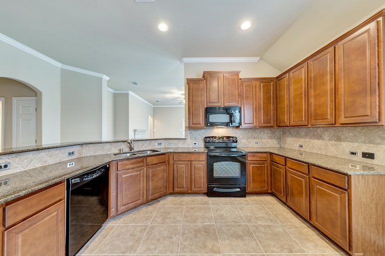 Photo 3 of 31 - 808 W Bend Blvd, Burleson, TX 76028