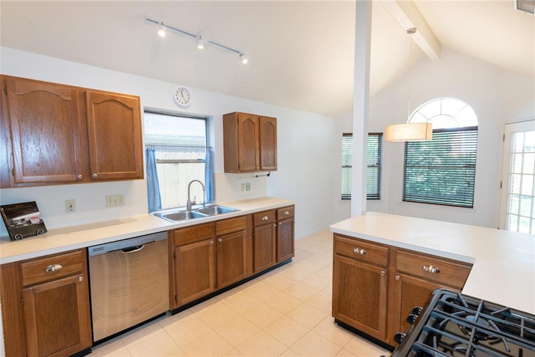 Photo 12 of 29 - 1010 Abbott Dr, Pearland, TX 77584