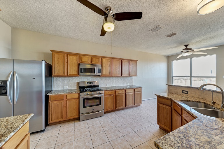 Photo 7 of 34 - 8024 Gila Bend Ln, Fort Worth, TX 76137