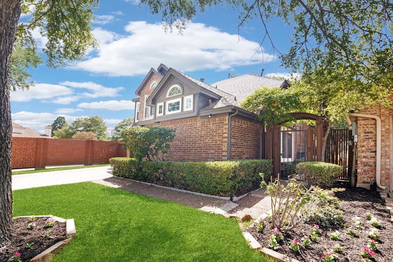 Photo 2 of 25 - 9001 Cumberland Dr, Irving, TX 75063