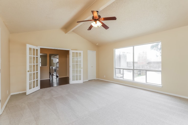 Photo 15 of 27 - 4707 Pebble Gln, San Antonio, TX 78217