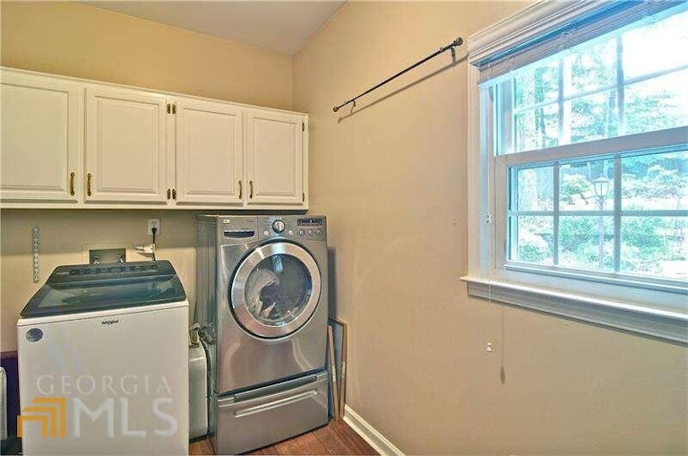 Photo 16 of 78 - 945 Whitehawk Trl, Lawrenceville, GA 30043
