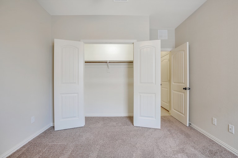 Photo 22 of 26 - 729 Seabourne Dr, Fort Worth, TX 76179