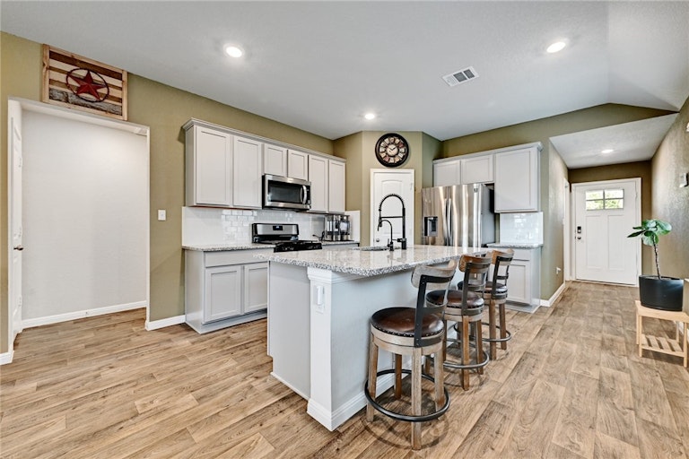 Photo 9 of 25 - 217 Baron Creek Trl, Bastrop, TX 78602