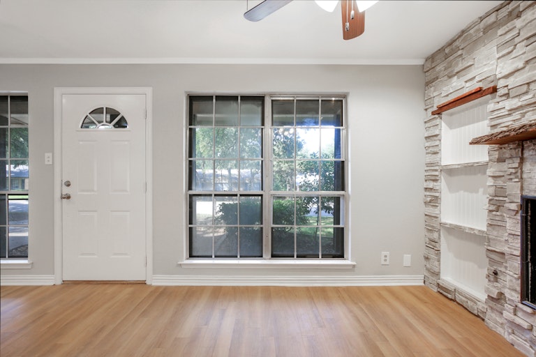 Photo 6 of 25 - 1241 King Dr, Bedford, TX 76022