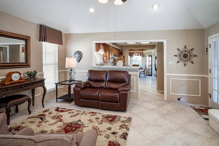 Photo 6 of 24 - 2206 Timberline Dr, Carrollton, TX 75007