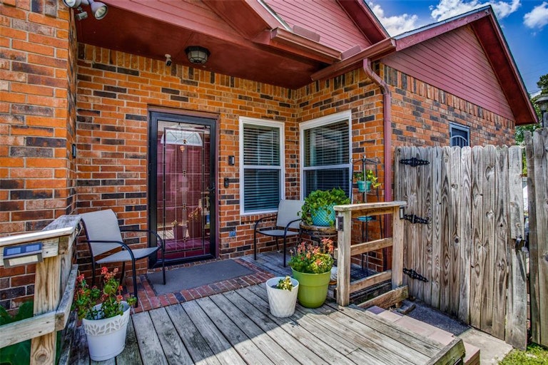 Photo 2 of 22 - 3929 Hearthstone Dr, Mesquite, TX 75150