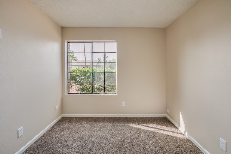 Photo 16 of 31 - 2734 W Charleston Ave, Phoenix, AZ 85053