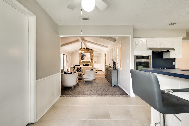 Photo 5 of 26 - 2805 Teakwood Ln, Plano, TX 75075