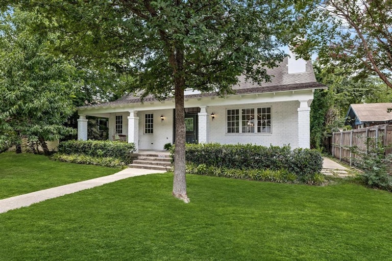 Photo 2 of 40 - 5204 Willis Ave, Dallas, TX 75206