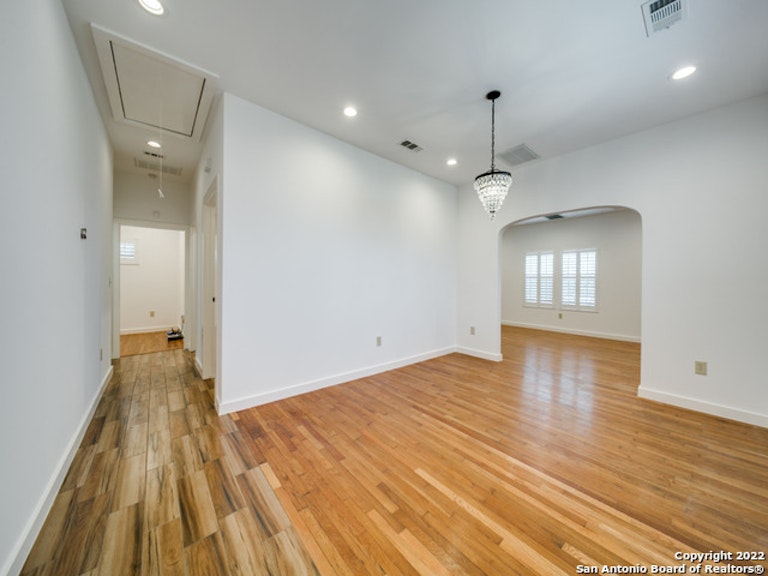 Photo 10 of 25 - 283 W Mariposa Dr, San Antonio, TX 78212