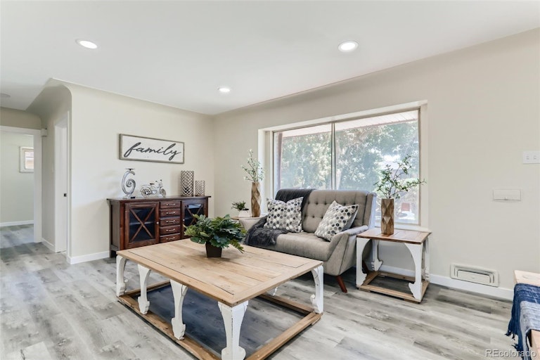 Photo 4 of 30 - 3261 Ivy St, Denver, CO 80207