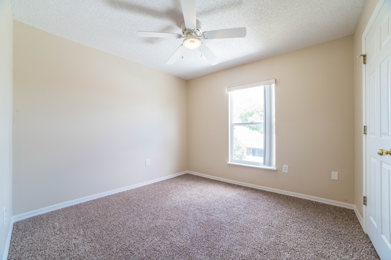 Photo 15 of 25 - 104 Pine Isle Dr, Sanford, FL 32773
