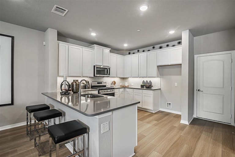 Photo 3 of 24 - 2830 Scanlan Mdw, Missouri City, TX 77459