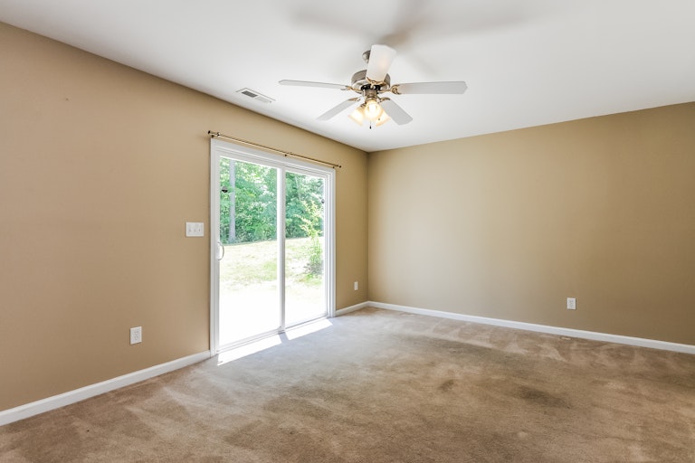 Photo 5 of 25 - 1401 Plexor Ln, Knightdale, NC 27545