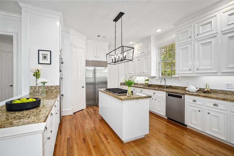 Photo 10 of 27 - 2803 Amherst St, Houston, TX 77005