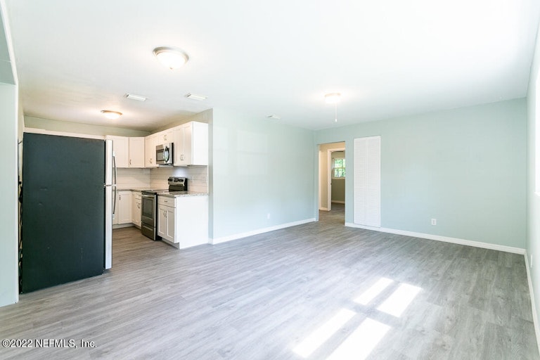 Photo 6 of 17 - 13350 Beall Ave, Jacksonville, FL 32218