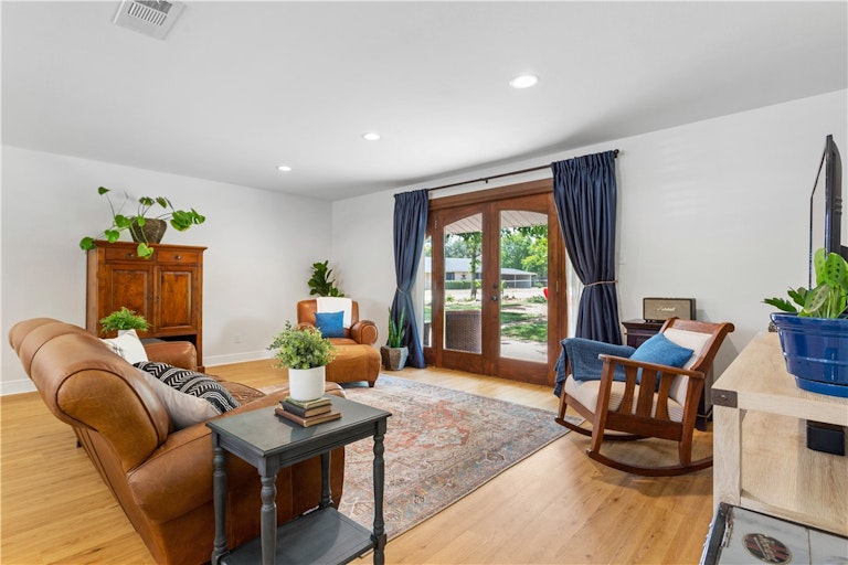 Photo 11 of 26 - 109 Shannon Ln, Georgetown, TX 78628