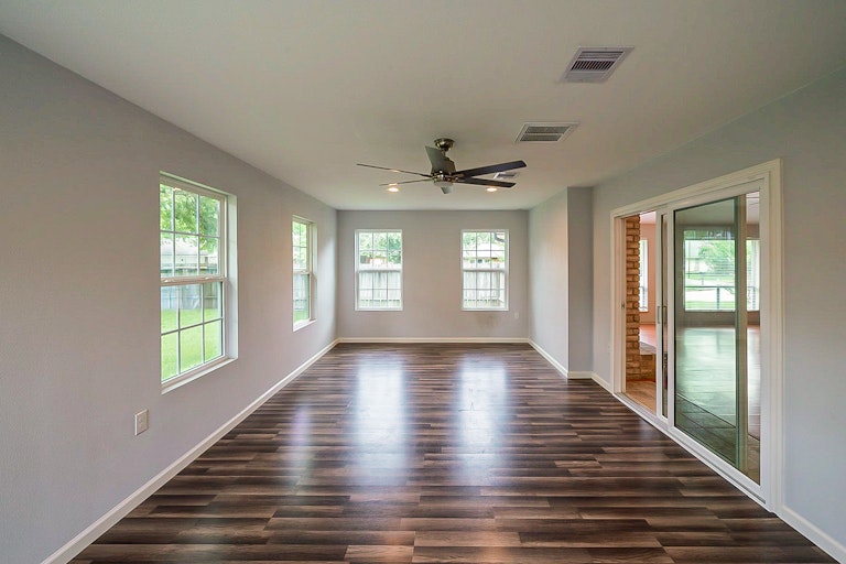 Photo 11 of 32 - 105 Greenshire Dr, League City, TX 77573