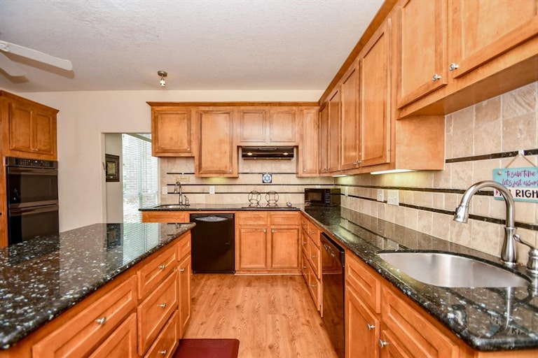 Photo 4 of 34 - 7702 Flax Dr, Houston, TX 77071