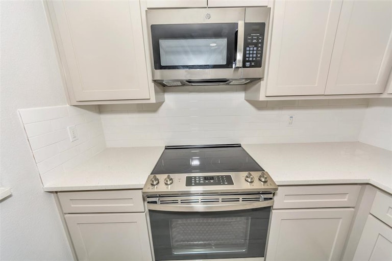 Photo 4 of 34 - 1341 Stafford Dr, Fort Worth, TX 76134