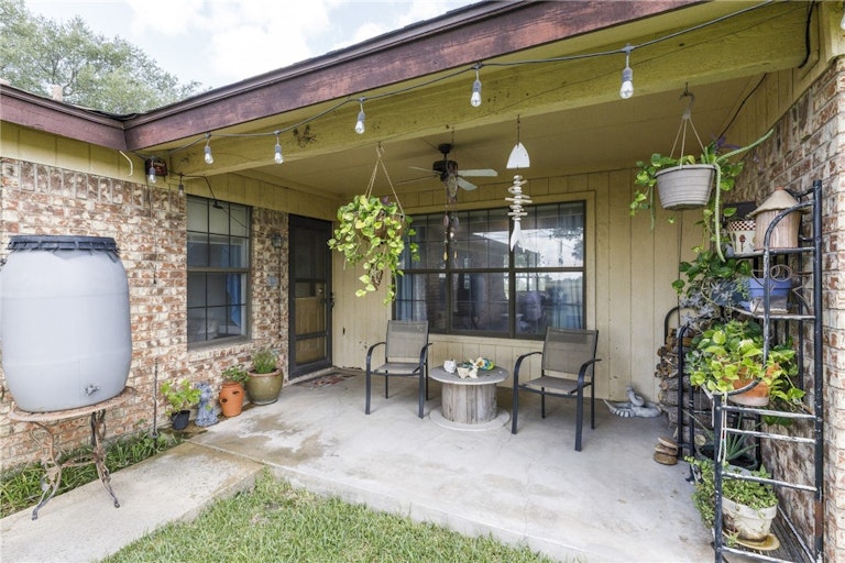 Photo 6 of 40 - 13905 Klaus Ln, Elgin, TX 78621