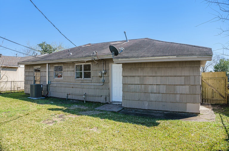 Photo 14 of 15 - 3115 Dacca Dr, Houston, TX 77051