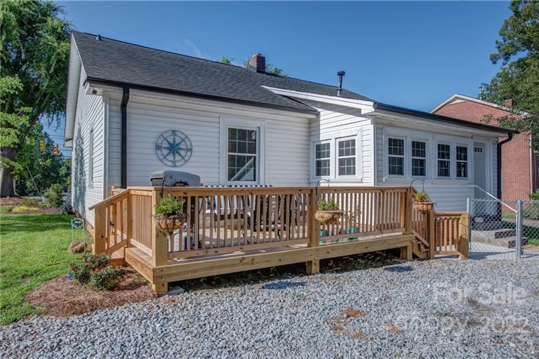 Photo 20 of 22 - 502 W Trade St, Dallas, NC 28034