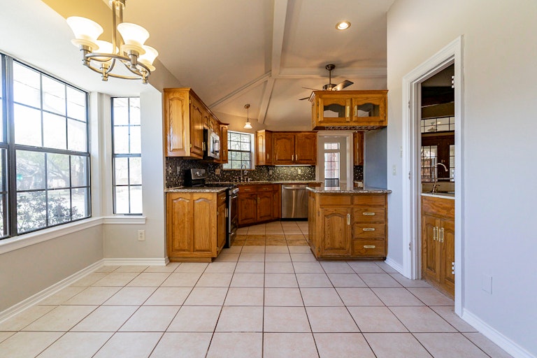 Photo 10 of 36 - 1721 Knob Hill Dr, Garland, TX 75043