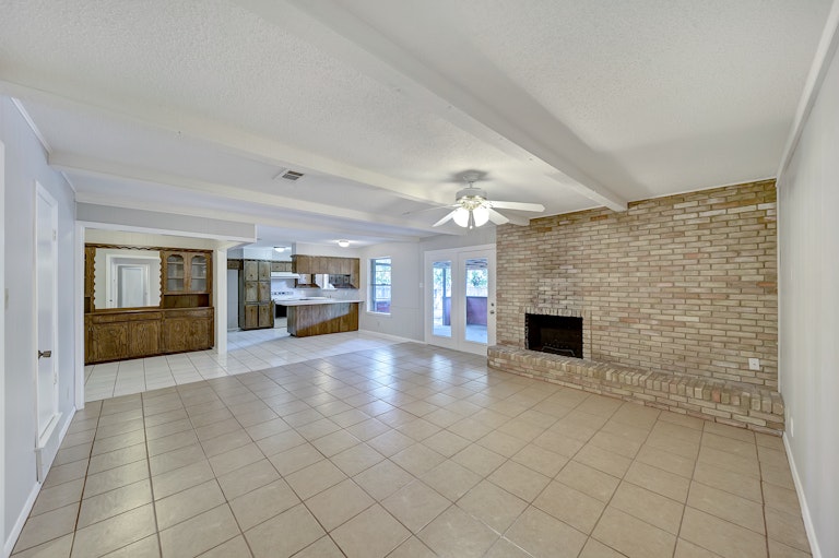 Photo 3 of 29 - 7344 Laurie Dr, Fort Worth, TX 76112