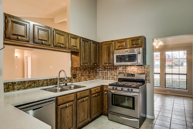 Photo 3 of 23 - 505 Country View Ln, Garland, TX 75043