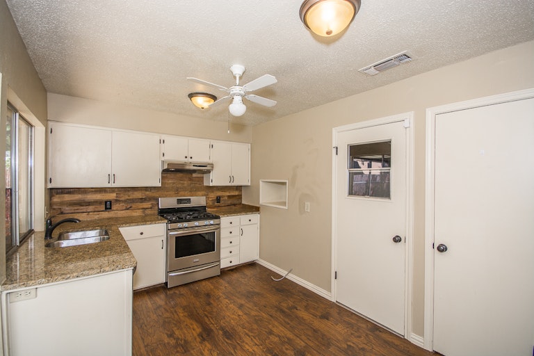 Photo 7 of 23 - 1718 Pebble Beach Dr, Lewisville, TX 75067