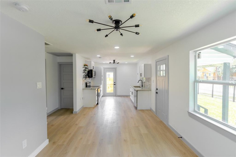Photo 3 of 11 - 3612 Easy St, Houston, TX 77026
