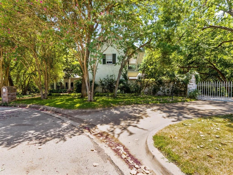 Photo 4 of 35 - 4908 Costa De Oro Ct, Arlington, TX 76017