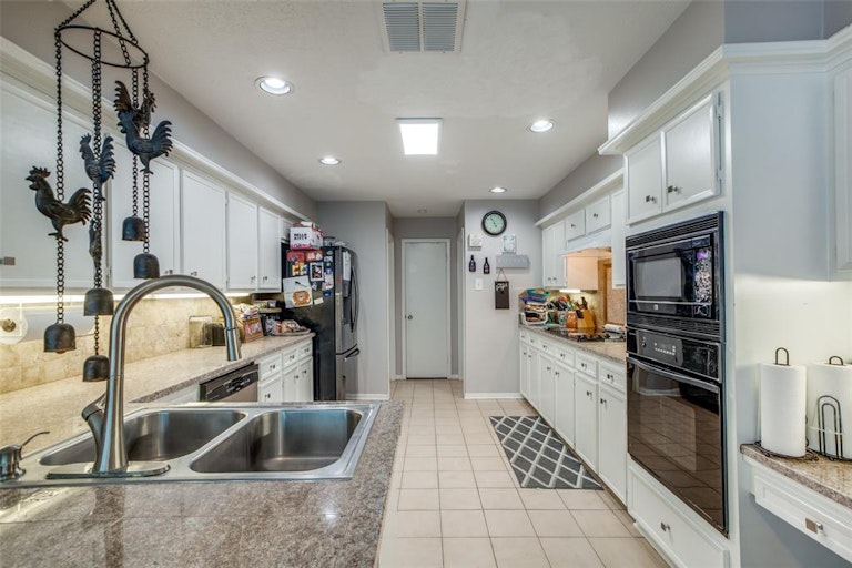 Photo 15 of 36 - 18303 Running Vine Ln, Spring, TX 77379