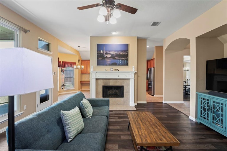 Photo 7 of 39 - 318 Fort Edward Dr, Arlington, TX 76002