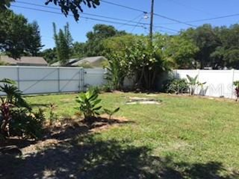 Photo 3 of 14 - 140 42nd Ave NE, Saint Petersburg, FL 33703